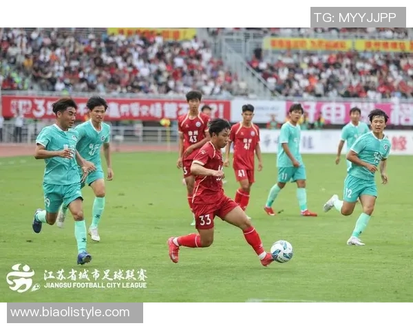 足球明星驾车风采尽显瞬间捕捉车上生活的独特魅力与个性展示 足球明星驾车风采尽显瞬间捕捉车上生活的独特魅力与个性展示