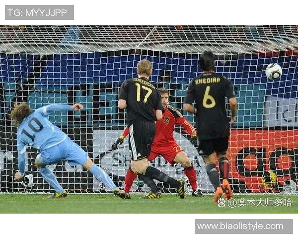 足球明星的魅力瞬间与场上风采的细腻描绘